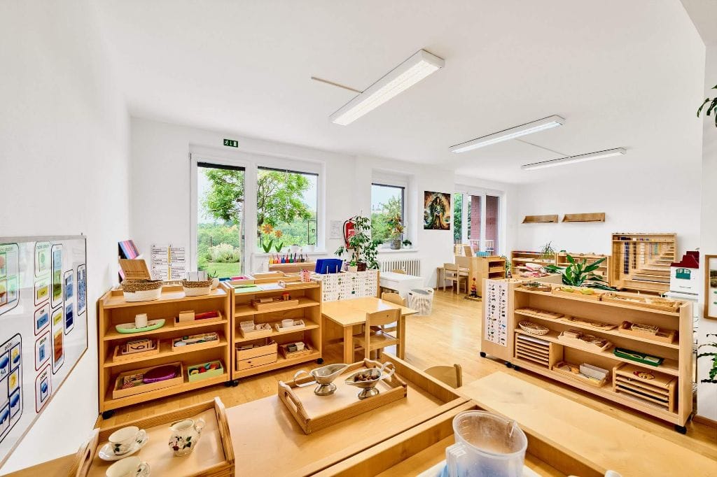 Pohled do montessori třídy v dolním patře v Montessori dětské skupině Dobromysl
