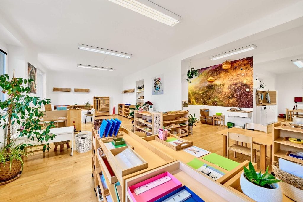Pohled na celou třídu v dolním patře v Montessori dětské skupině Dobromysl