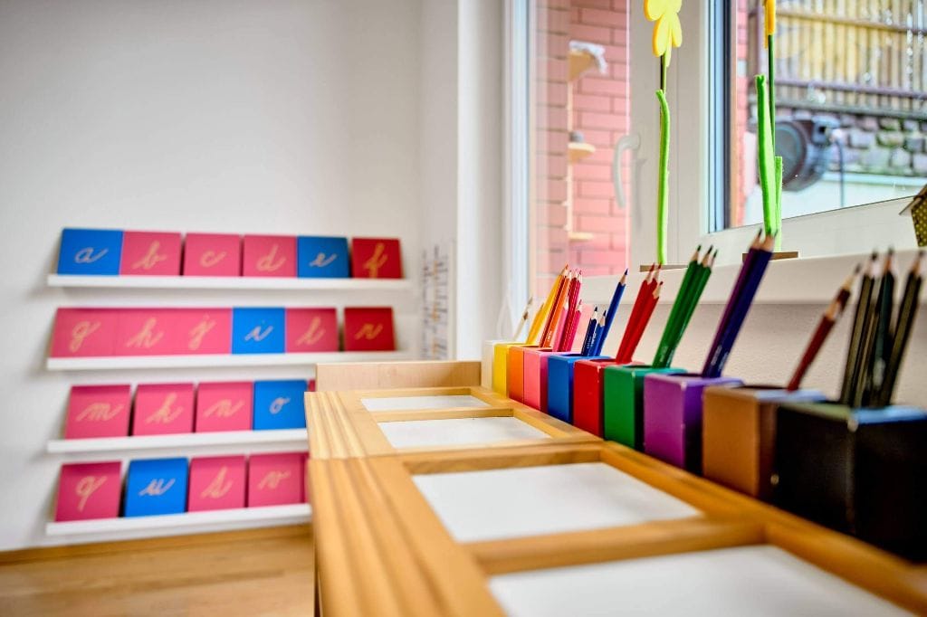 Pomůcky z oblasti českého jazyka - psaní v Montessori dětské skupině Dobromysl