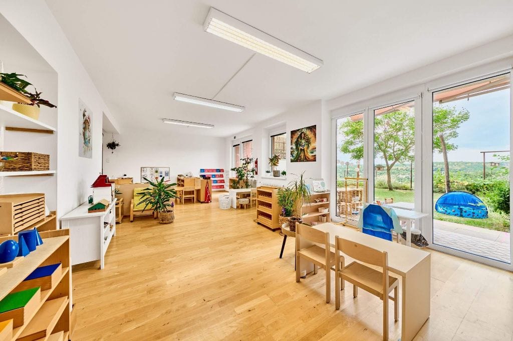 Pohled na celou montessori třídu v dolním patře v Montessori dětské skupině Dobromysl