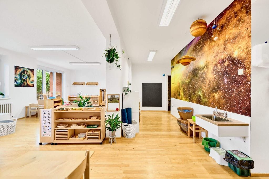 Pohled na vesmír a část praktického života v Montessori dětské skupině Dobromysl