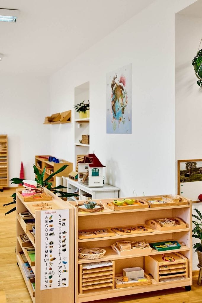 Koutek s pomůckami z oblasti praktického života v Montessori dětské skupině Dobromysl